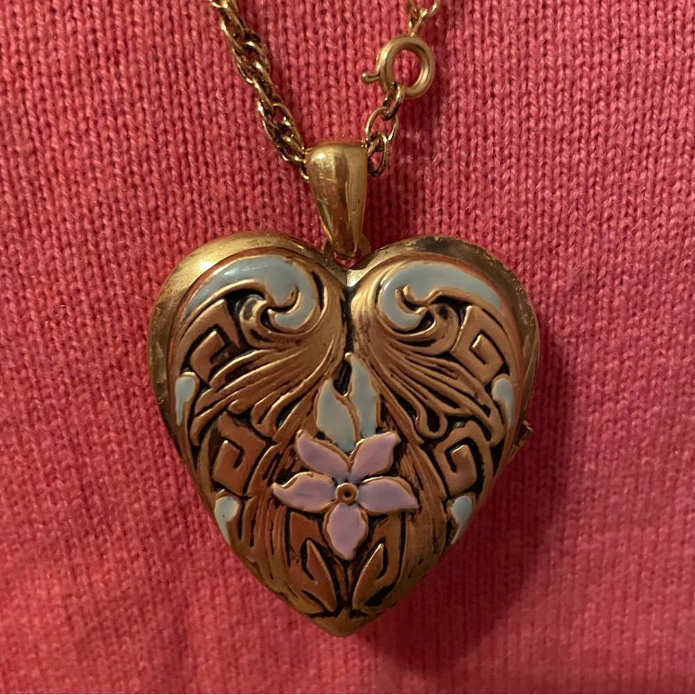 1960’s gold large heart enamel locket pendant - Picture 2 of 3